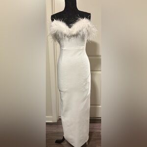 Elegant Strapless White Dress with Feather Detail